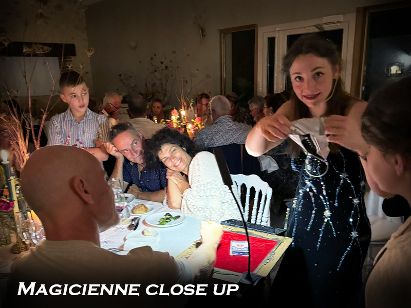 close up magicien ile de france à domicile magicien lors d'un mariage, démonstration de tours de magie maison chez soi